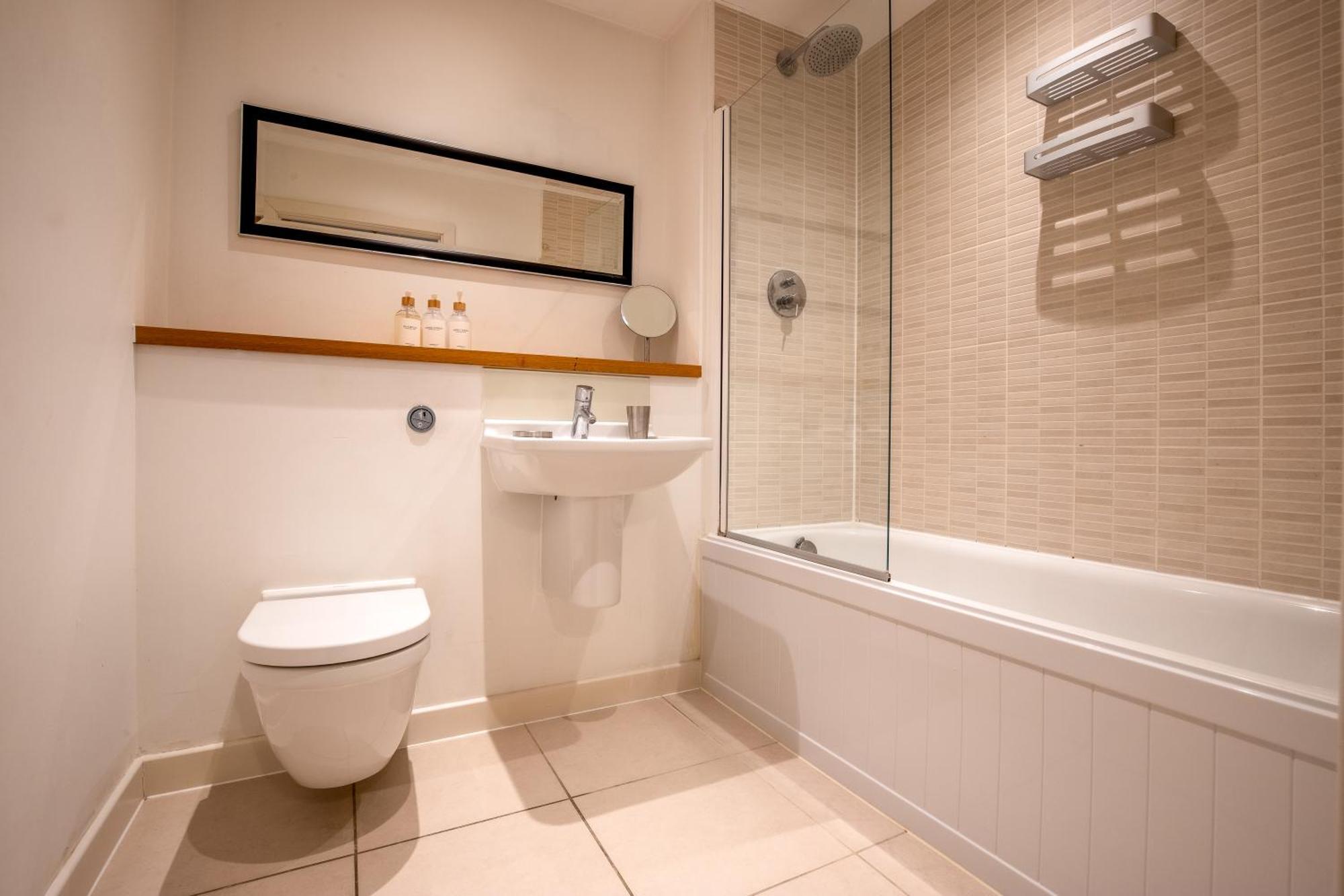 Londwell, & Limehouse Balcony - Views Apartment London