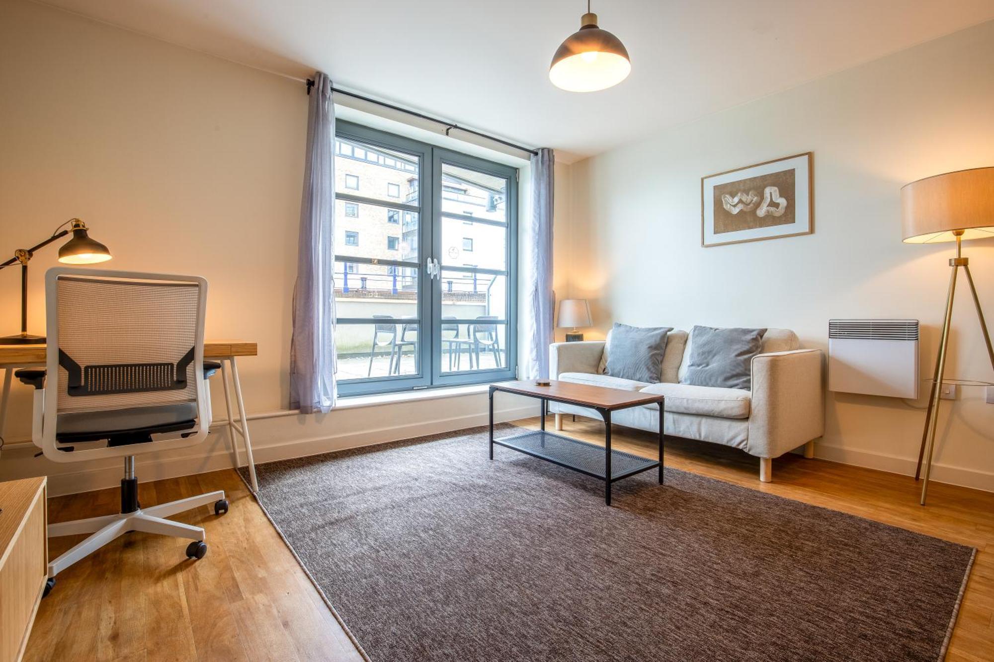 Londwell, & Limehouse Balcony - Views Apartment