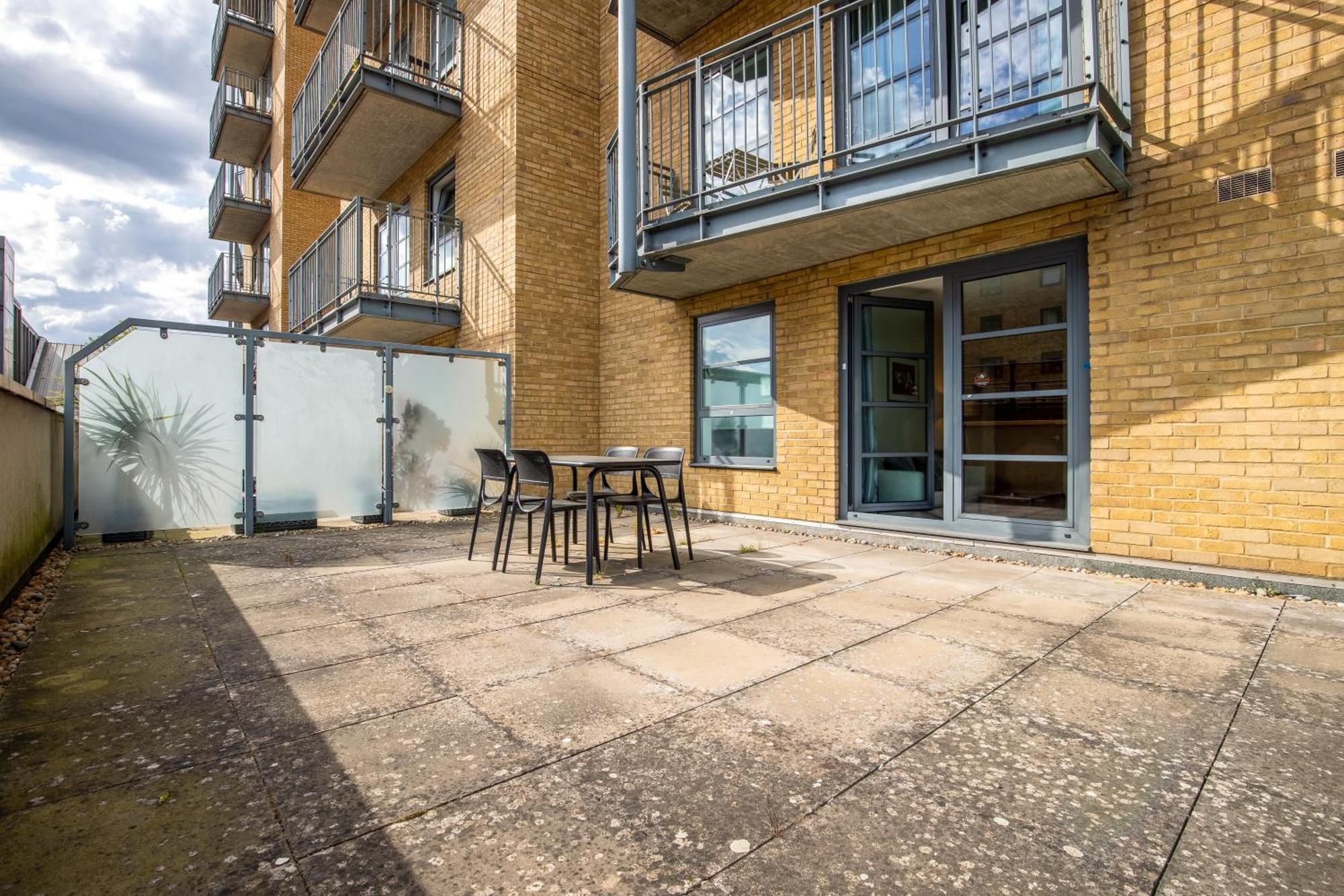Londwell, & Limehouse Balcony - Views Apartment London