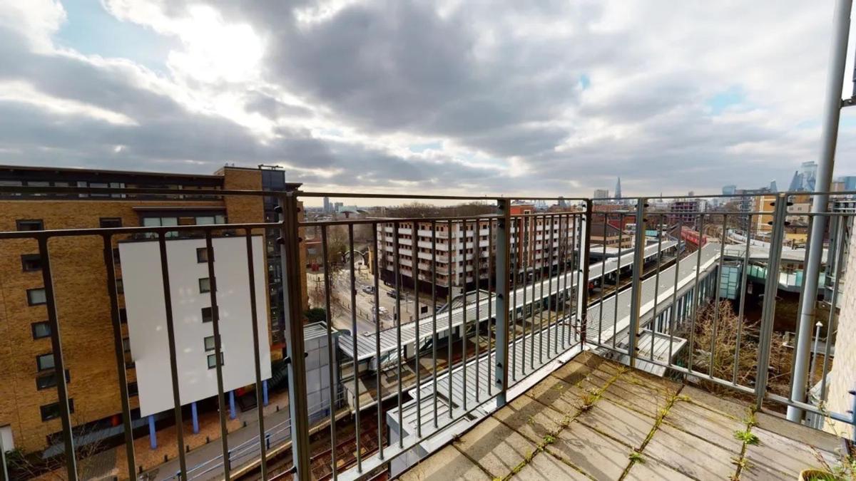 Londwell, & Limehouse Balcony - Views London